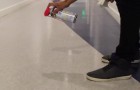 Versa del lubrificante sul pavimento: ecco un uso alternativo e del tutto inaspettato!