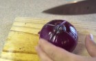 Sie macht vier Schnitte auf einer Zwiebel: Hier ein einfacher und SCHÖNER Trick