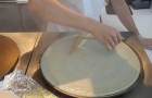 Here's how they prepare crepes in Japan: after a few minutes your mouth will be watering!