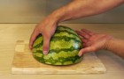 Er dreht die Wassermelone um und zeigt euch einen BRILLANTEN Trick, um sie zu servieren... Ausprobieren!