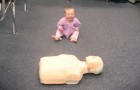 Ils mettent un mannequin devant un bébé: regardez ce qu'elle est capable de faire!