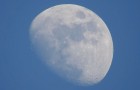 Il filme la lune avec l'appareil photo puis il zoome : les images sont exceptionnelles