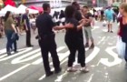 En polis närmar sig en kvinna på gatan: det här är vad han tänker göra... Wow!