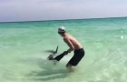 Ein Mann fängt einen Hai am Strand, aber der Grund dafür, verdient einen Applaus!