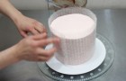 She wraps a cake with bubble wrap: what she creates is amazing!