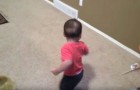 Questo bambino inizia a ballare salsa: tenete gli occhi sui suoi piedi appena si gira