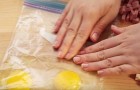 Ze doet eieren in een diepvrieszakje en maakt hier een overheerlijke omelet mee!