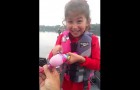 Dit meisje gaat vissen met haar Barbie hengel met de vangst van de dag als resultaat!