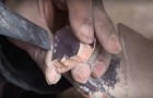 Un artisan commence à graver une dalle... ce qu'il va créer est fascinant