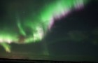 Sta filmando l'aurora boreale, ma lo spettacolo a cui assiste è ancora più incredibile