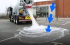 Une citerne décharge des litres et des litres d'eau sur un asphalte aux propriétés étonnantes