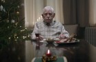 Un homme âgé se retrouve tout seul à Noël, mais ce qu'il fait peu après va vous émouvoir