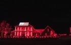 Het huis wordt verlicht met rode lampjes, maar kort daarna ontvouwt zich een waar spektakel