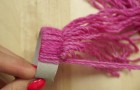 A bit of wool and a cardboard tube: this is all you need for this adorable decoration!