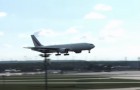 In dit korte filmpje zie je een vliegtuig landen zoals je nog NOOIT een vliegtuig hebt zien landen!