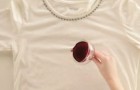 Versa del vino rosso su una maglia: ciò che usa per rimuoverlo è del tutto inaspettato!