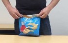Zo maak je een zak chips dicht zonder knijpers te gebruiken... geniaal!