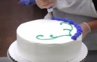Ze wordt gevraag om een taart te decoreren en het decoratieproces te filmen: betoverend! 