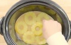Ze bedekt de bodem van een pan met ananas. Als ze het geheel afdekt, leidt dit tot een verbluffend resultaat! 