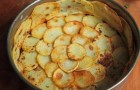 Ricopre la teglia con le patate e aggiunge gli spinaci: il piatto finale è un capolavoro