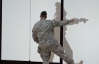 Der Soldat versucht seinem Schatten zu folgen: Aber was dann passiert, ist witzig 
