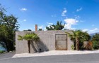 Questo blocco di cemento è in realtà una casa ultra-moderna nata dalla collaborazione di tre architetti