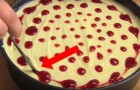 Mette gocce di confettura sulla cheesecake: il passaggio successivo è delizioso