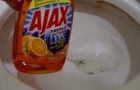 El motivo por el que pone el detergente para los platos en el WC es simplemente sorprendente