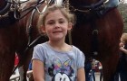 Wenn ihr dieses Foto eines kleinen Mädchens mit einem Pferd in voller Größe seht, werdet ihr es nicht fassen können!