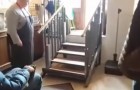 Hier zie je hoe een trap binnen een paar seconden geen obstakel meer is voor een invalide persoon
