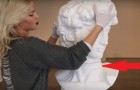 She puts her hands on a famous statue: watch and look carefully at what happens to its neck...