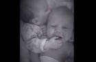 Le bébé commence à pleurer, mais son frère jumeau sait bien comment le calmer...