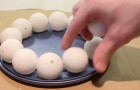 Pega juntas las pelotitas de ping pong y crea un objeto que iluminara su habitacion