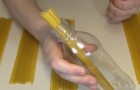 Pone los spaghetti en una botella: este truco resolvera una duda que todos hemos tenido!