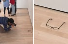 Student haalt grap uit door op de vloer van een museum een bril te leggen: de bezoekers denken dat het een kunstwerk is!