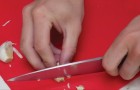 Come usare il forno a microonde per sbucciare gli spicchi d'aglio in pochi secondi