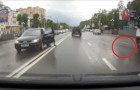 Una joven frena el auto para tomar algo en medio de la calle: la llegada de un camion la asusta terriblemente!
