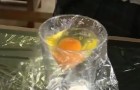 Il met un œuf dans du plastique, mais PAS pour le faire cuire: vous ne croirez pas ce que vous allez voir!