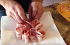 Dispone le fette di bacon su dei tovaglioli: ecco come arrostirle in fretta nel forno a microonde!