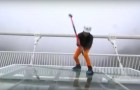 Il ponte di vetro più alto del mondo è davvero sicuro? Questo giornalista armato di martello ce lo svela