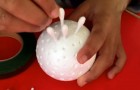 Hij steekt wattenstaafjes in een piepschuim bal: dit doe-het-zelf project is leuk om met kinderen te doen!