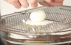Wie man dutzende Eier in nur einer Minute zerkleinert? Hier der Trick für einen sehr schnellen Salat.