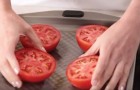 Sie legt die Tomaten auf ein Blech, fügt nur wenige Zutaten hinzu und erhält so ein schmackhaftes Gericht 