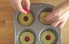 Sie nimmt die Muffin-Backform und legt Ananasscheiben hinein: so wird aus einem Klassiker eine Miniaturversion! 
