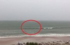 Ele começa a filmar uma tempestade na praia: não perca de vista a crista da onda!