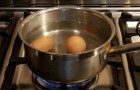 Met deze truc kun je eieren koken zonder dat ze breken!