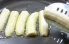 Zuerst legt sie Bananenscheiben in die Pfanne: der letzte Schritt ist aber derjenige, der dem Dessert Klasse verleiht! 