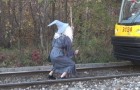 Um louco vestido de Gandalf para um trem