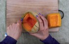 Comienza abriendo un agujero en el melon: aqui una idea para deleitar el paladar...y los OJOS!