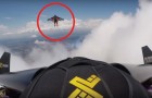 Twee mannen glijden over de wolken op honderden meter hoogte: deze video doet je gespannen toekijken!